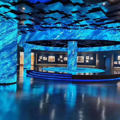 Une symphonie de lumière et de design, écran LED courbé moderne pour événement intérieur