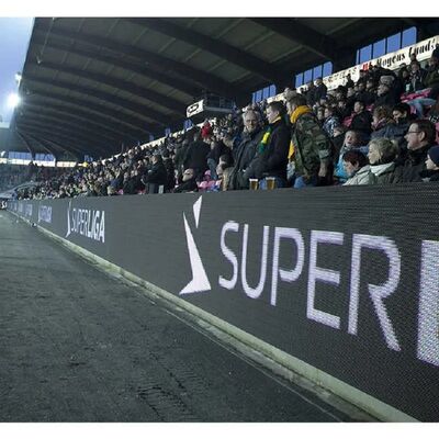 Vente à chaud Écran d'affichage LED imperméable à l'eau extérieur P5 IP65 avec 4500-5500cd/m2 Lumière pour stades et événements